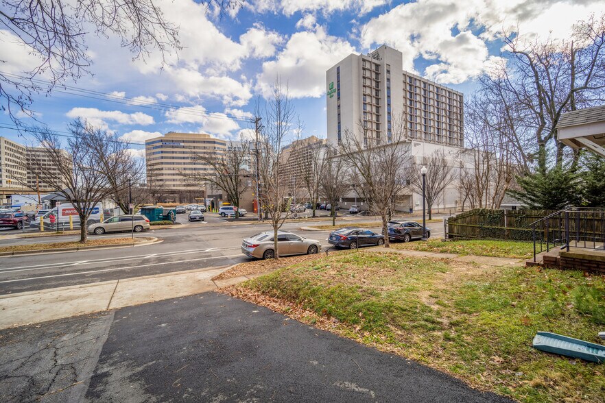 Building Photo - 2600 S Eads St