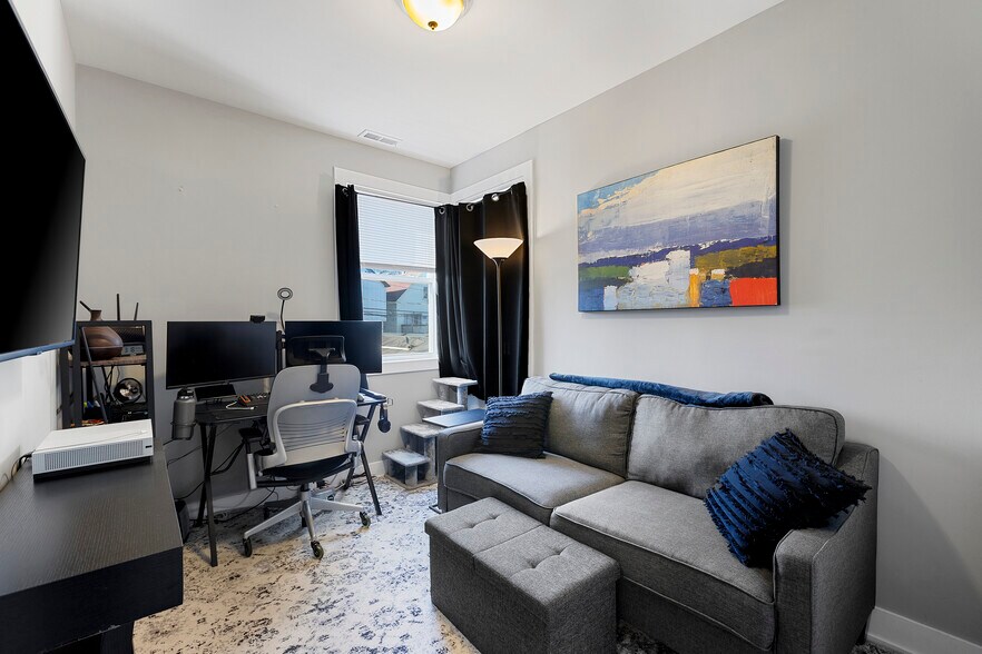 Building Photo - 3026 N Allen Ave