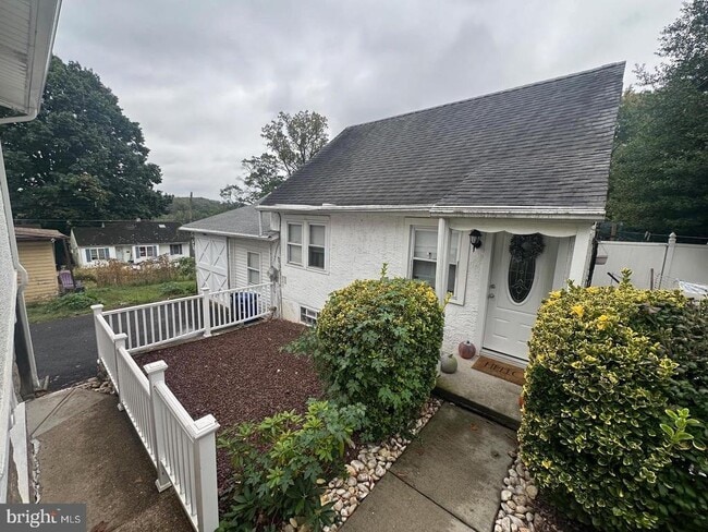 Building Photo - 1054 Avenue B