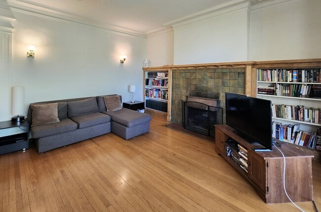 Building Photo - 5600 S Dorchester Ave