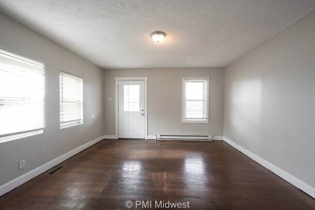 Building Photo - Charming 3-Bedroom Duplex with 2 Full Baths in Indianapolis - A Must See!