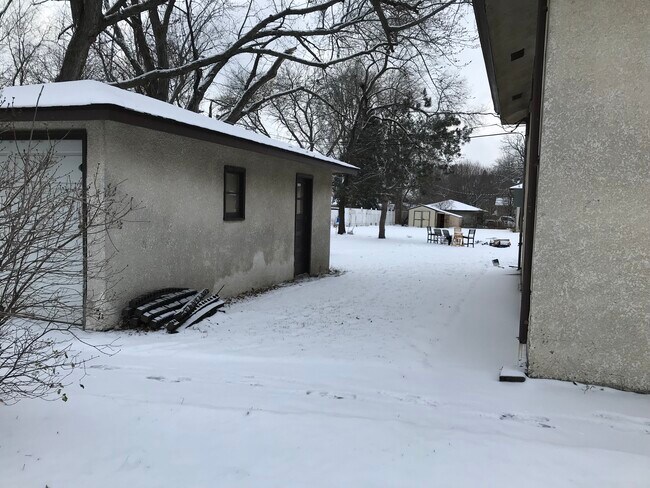 Building Photo - 8928 Jefferson St NE