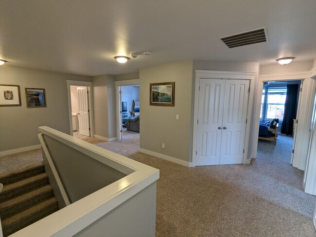 Building Photo - Large 3BD plus bonus rm and den