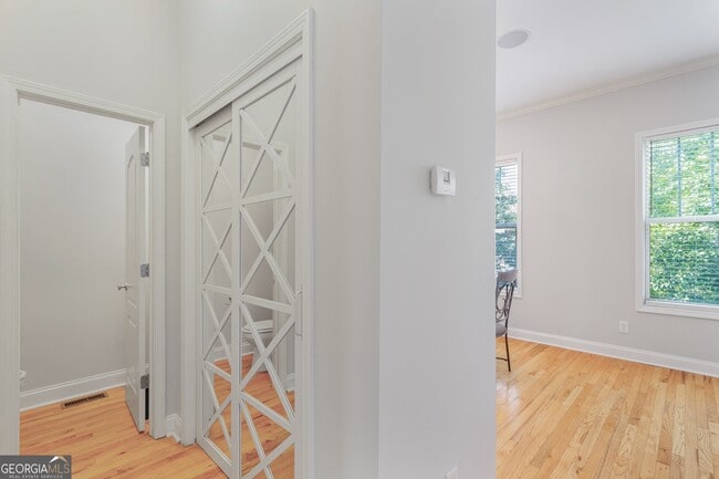 Building Photo - 1953 Sterling Oaks Cir NE