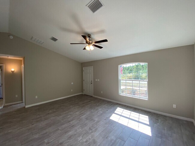 Building Photo - Custom Home - Desirable SE Ocala neighborhood 3/2/2 ** Wont Last**