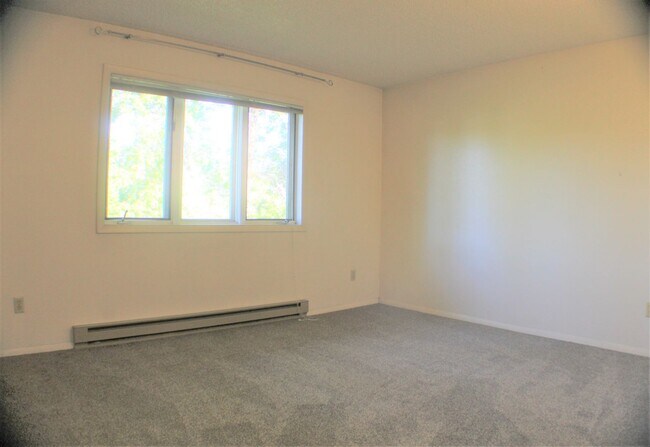 Building Photo - Large 2 bedroom 1 bathroom in the heart of...