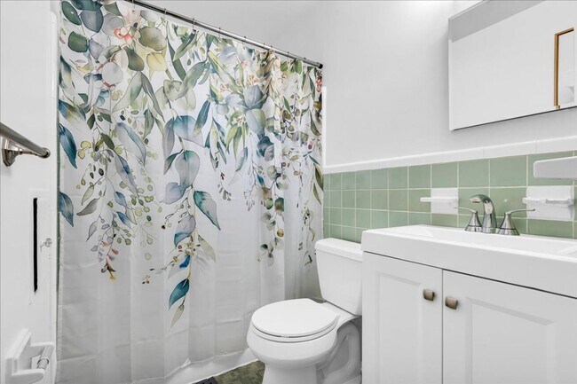 Building Photo - Charming Madison Heights Home with Garage and Fenced Yard