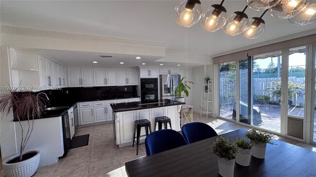 Building Photo - 903 NE 27th Ave