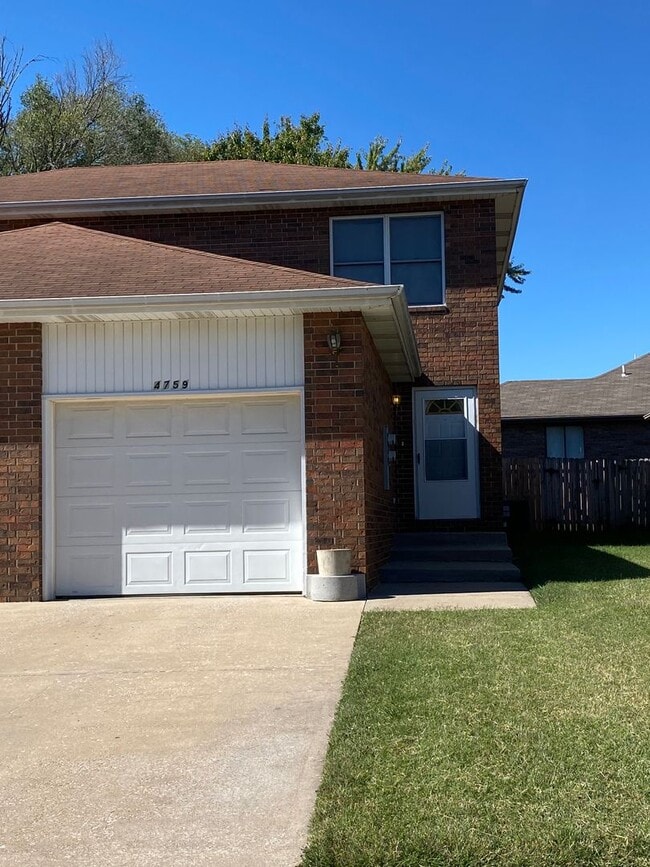 Building Photo - Great 2 bedroom 1.5 bathroom  Duplex