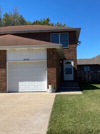 Building Photo - Great 2 bedroom 1.5 bathroom  Duplex