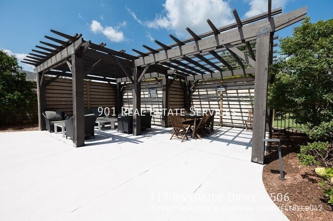 Building Photo - 717 Riverside Dr