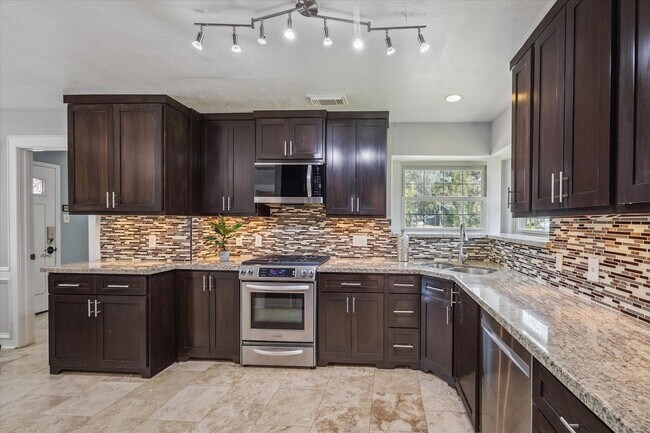 Building Photo - 1711 Chestnut Ridge Rd