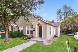 Building Photo - "Charming 2-Bedroom, 2-Bath Duplex in Prime Sherman Location – Your Perfect Home Awaits at 814 W....