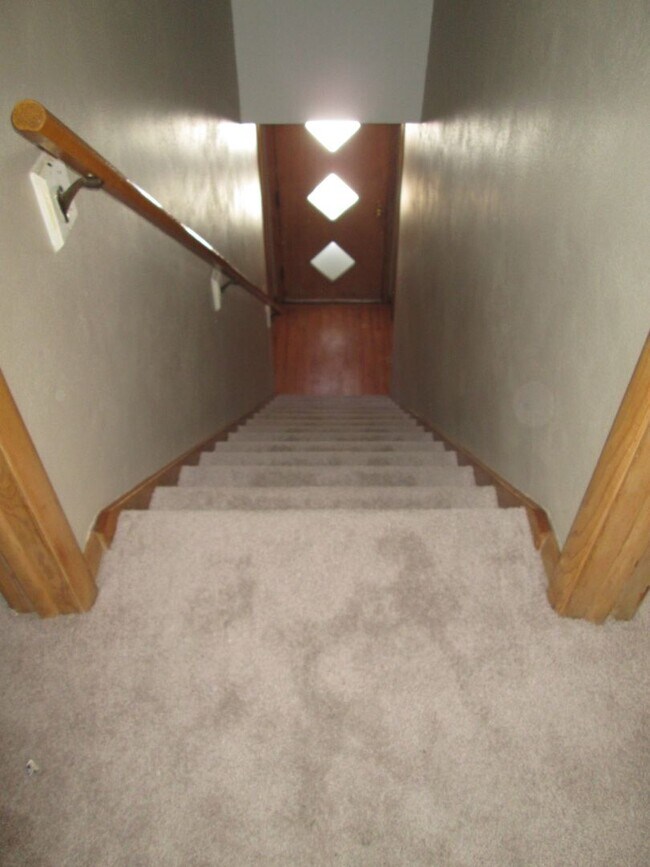 Building Photo - 2BR 2bath home close to downtown Iowa City, available August 1, 2023!
