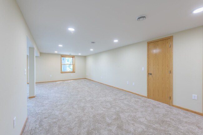 Building Photo - Must see home in mendota heights, huge lot...