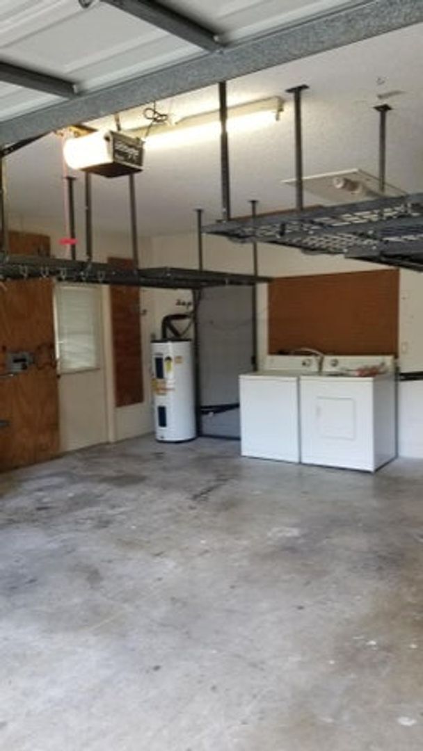 Building Photo - 14060 Greentree Dr