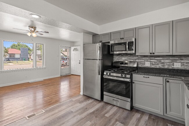 Building Photo - 926 W 16th St