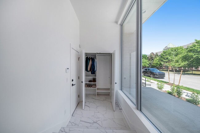 Building Photo - 2805 Brush St