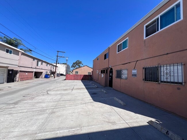 Building Photo - Updated 2 Bedroom, 1 Bath in North Park w/...