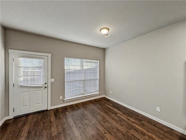 Building Photo - 862 Oakwood Ln