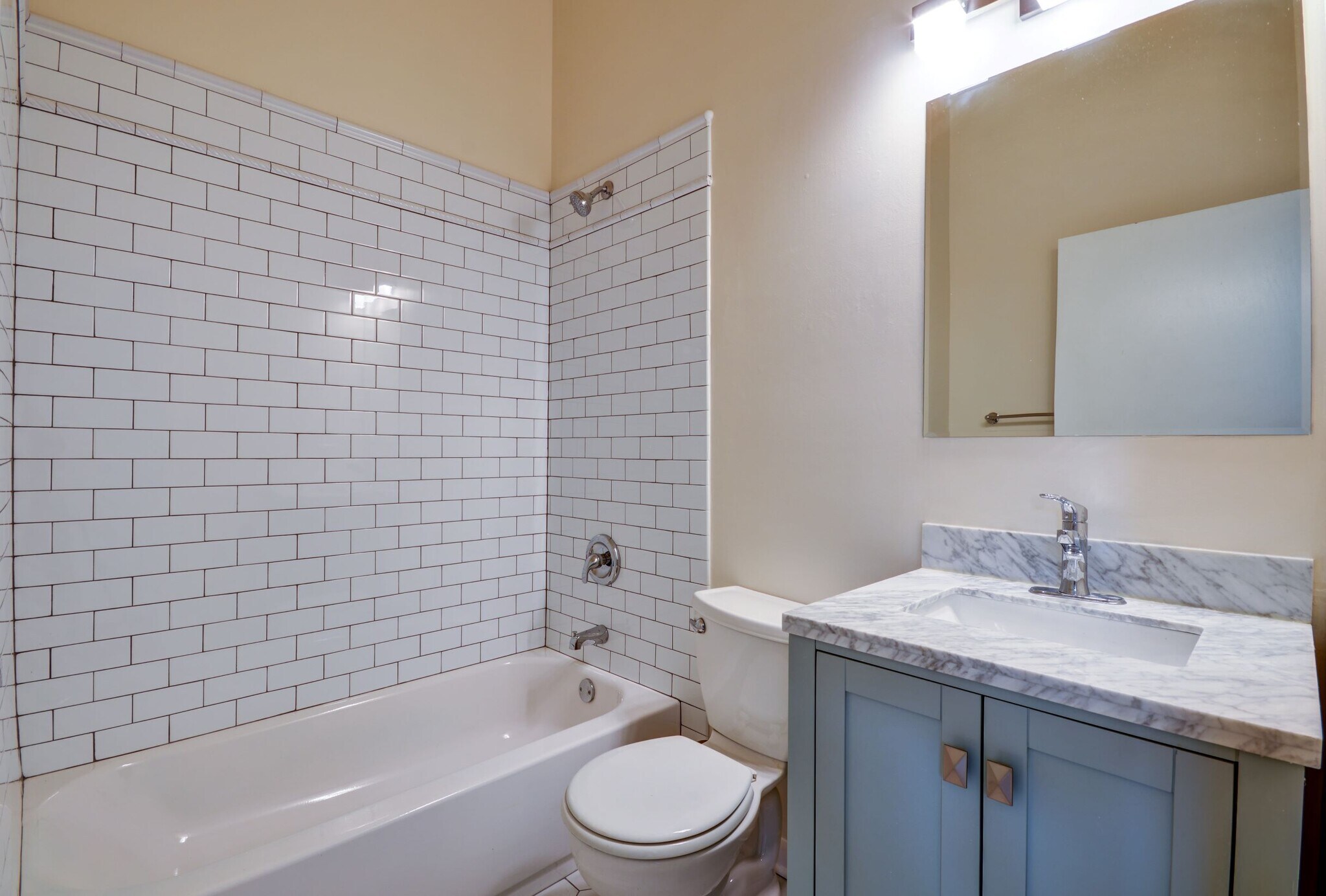 Building Photo - 3255 N Sheffield Ave