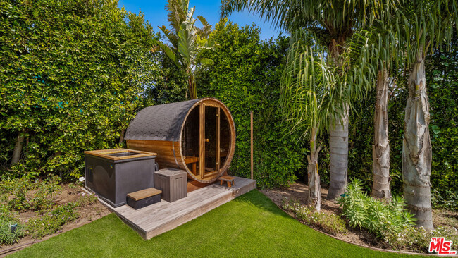 Building Photo - 6540 Dume Dr