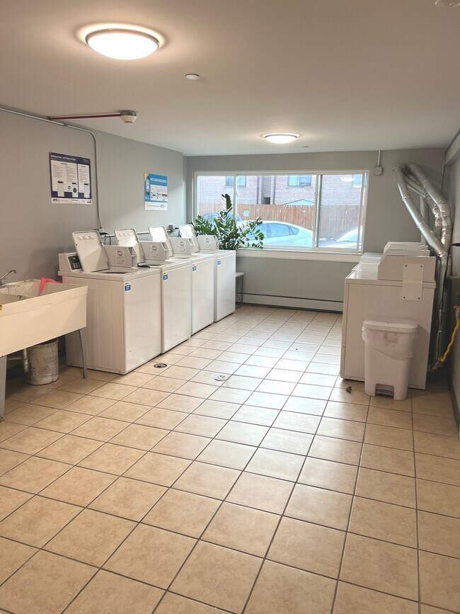 Building Photo - 8812 Briar Ct