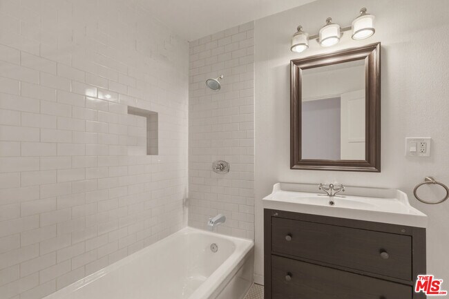 Building Photo - 1492 Silver Lake Blvd