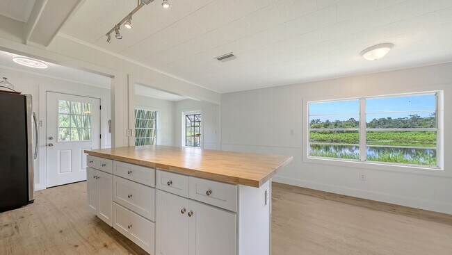 Building Photo - Completely Remodeled Home With Stunning Ri...