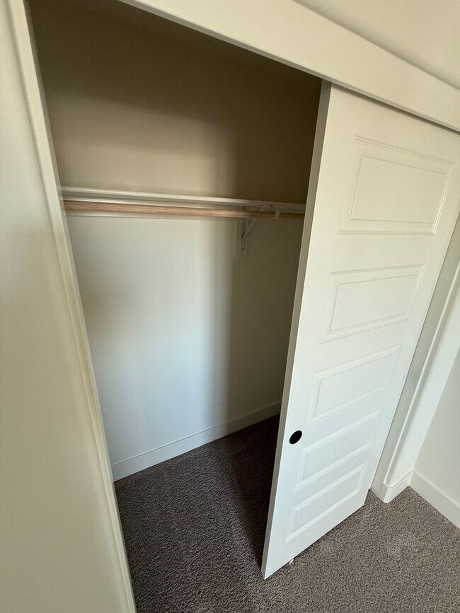 Building Photo - Stunning New-Construction two-story home 5bed 3bath