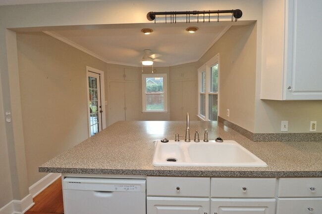 Building Photo - Updated 3 bedroom 2.5 bath home in Sherwood Forest