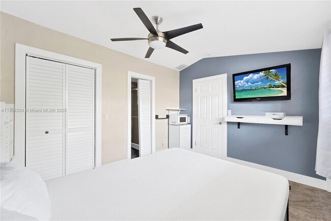 Building Photo - 818 NE 3rd St