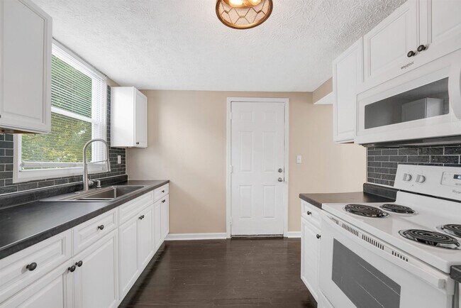 Building Photo - Move-In Ready 3-Bedroom Home with Updated Kitchen & Central A/C