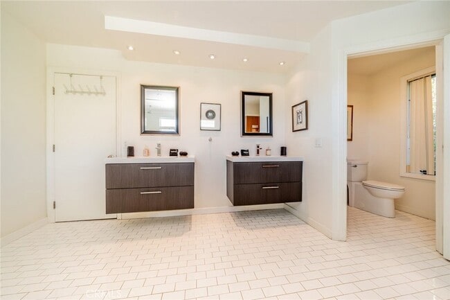 Building Photo - 1600 Palm Tree Dr