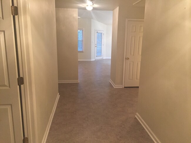 Building Photo - 2BR/ 2BA 1 Car Garage Condo in West Knox -...