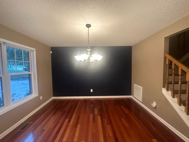 Building Photo - Stunning 3 Bed 2.5 Bath Home with Large Bo...