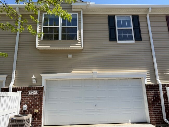 Building Photo - 11007 Oak Grv Cir
