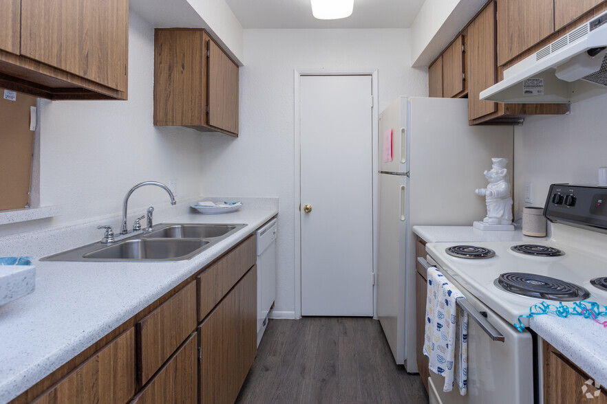 1BR, 1BA - 662SF - Kitchen - Arcadia Park Apts