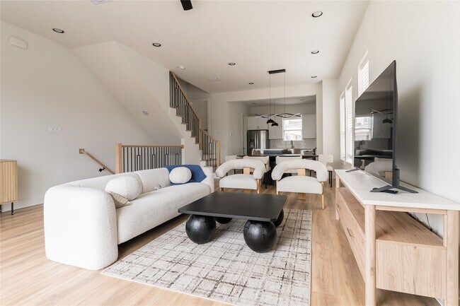 Building Photo - 2426 Ella Blvd