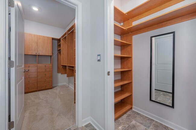 Building Photo - Like New, One-Level Living