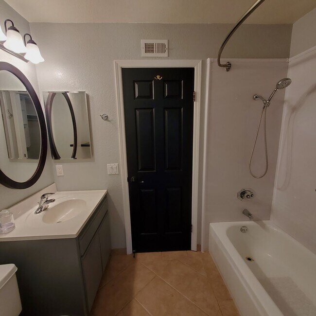 Building Photo - Easy Living @ Gorgeous 2bd/2ba in Cobblest...