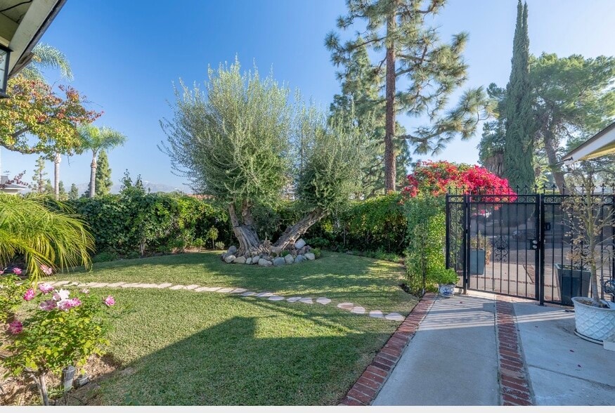 Building Photo - 1803 Ybarra Dr