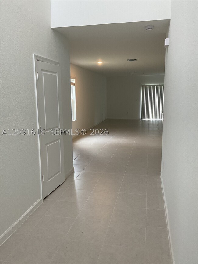 Building Photo - 5924 NW Fairfox Wy