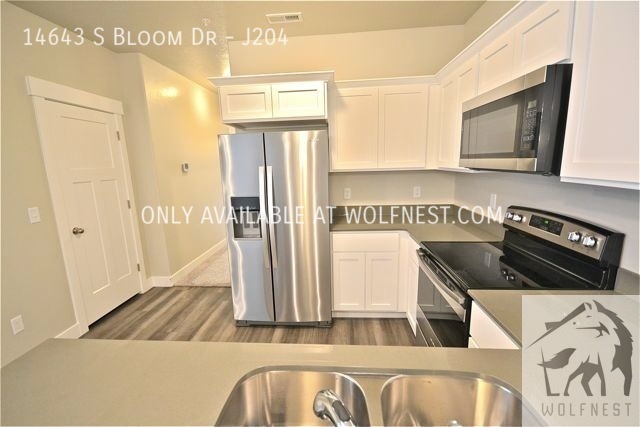 Building Photo - Stunning 3 Bed Herriman Condo! No Deposit ...