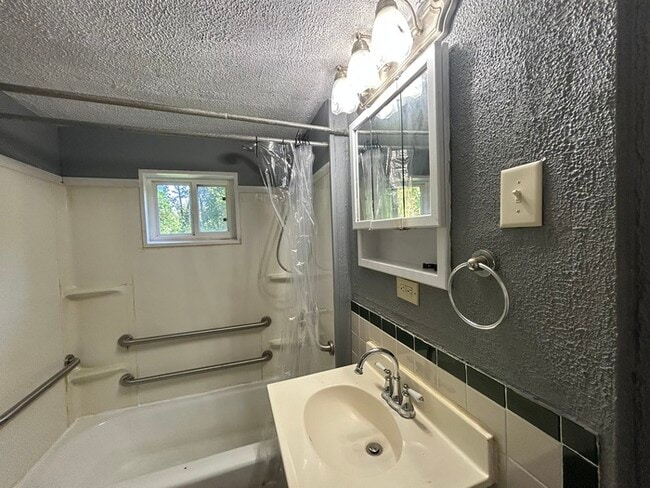 Building Photo - Beautifully Renovated 3-Bedroom Home with Expansive Yard and Private Deck in Graysville