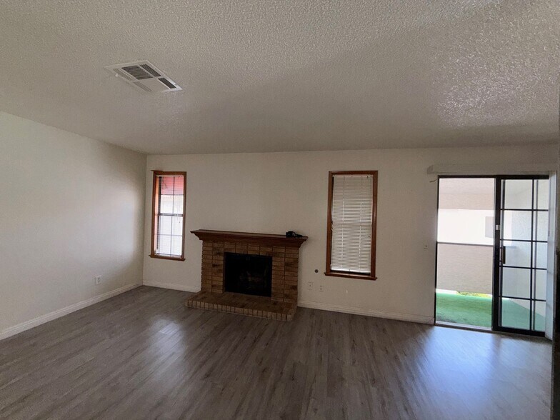 Building Photo - 6687 W Tropicana Ave