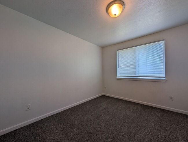 Building Photo - Nice 3 bed/1.5 bath duplex with fenced-in yard and 1 car garage