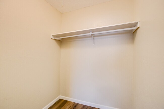 Building Photo - 1337 Arkwright St N