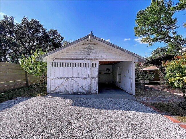 Building Photo - Timeless Bungalow located in the heart of Plant City Historic District