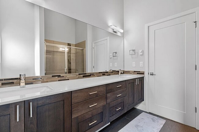 Building Photo - Modern 3 beds/ 2.5 bath townhouse in Kenmore!